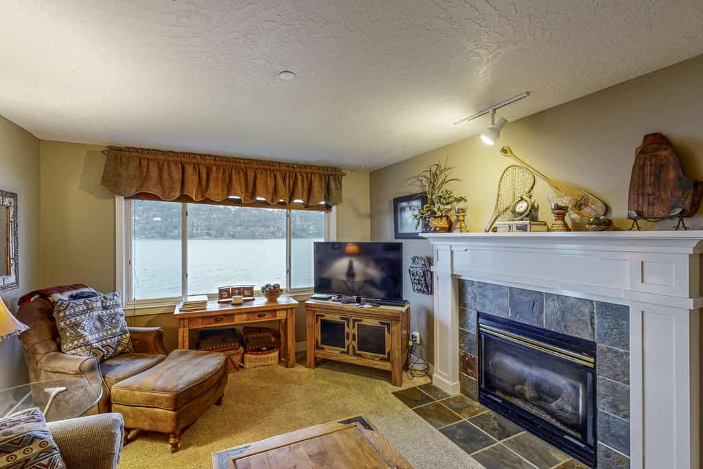 Relax and unwind in this cozy lakeside condo at Arrow Point on Lake Coeur d’Alene. Enjoy direct lake access, a private balcony with BBQ grill, and a comfortable open-concept living space with a gas fireplace and fully equipped kitchen. Guests also have access to a community indoor pool, beach, and covered parking. Perfect for a peaceful retreat surrounded by nature and lake life.