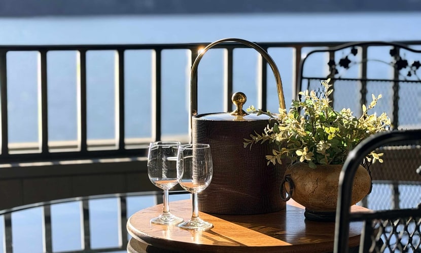 Relax and unwind in this cozy lakeside condo at Arrow Point on Lake Coeur d’Alene. Enjoy direct lake access, a private balcony with BBQ grill, and a comfortable open-concept living space with a gas fireplace and fully equipped kitchen. Guests also have access to a community indoor pool, beach, and covered parking. Perfect for a peaceful retreat surrounded by nature and lake life.