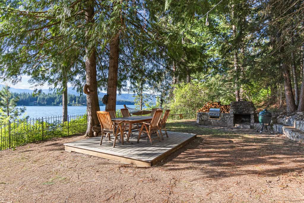 Escape to our Lakeside Cabin for an unforgettable getaway! Enjoy coffee on your private dock, paddle on the lake, and relax by the fire pit under the stars.