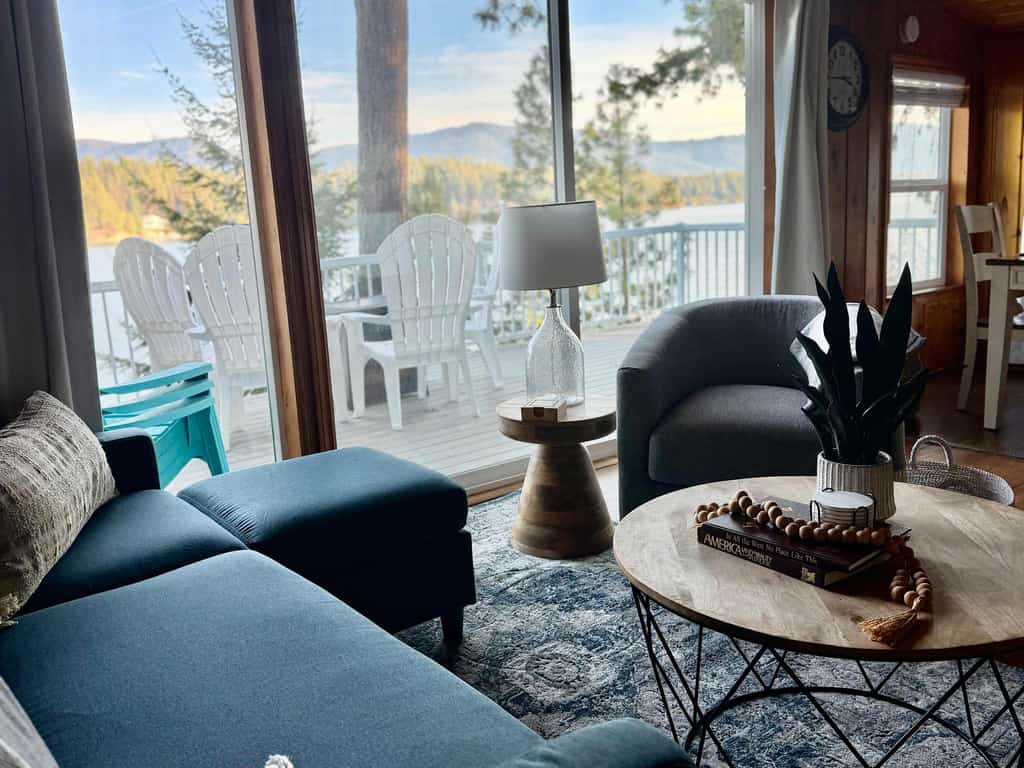Escape to our Lakeside Cabin for an unforgettable getaway! Enjoy coffee on your private dock, paddle on the lake, and relax by the fire pit under the stars.