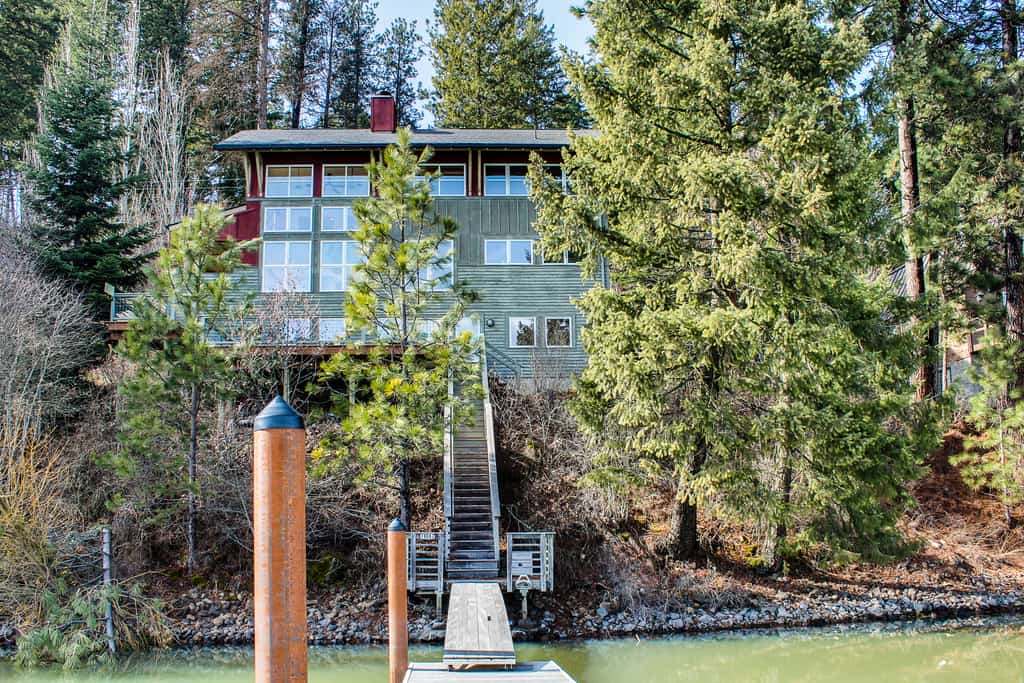 Escape to a stunning lakefront house offering breathtaking mountain and water views. Enjoy a spacious home with a private dock, perfect for swimming, fishing, or simply soaking up the sun. Relax by the indoor wood fireplace or on the outdoor patio, and explore nearby attractions like the lake, trails, and surrounding nature.