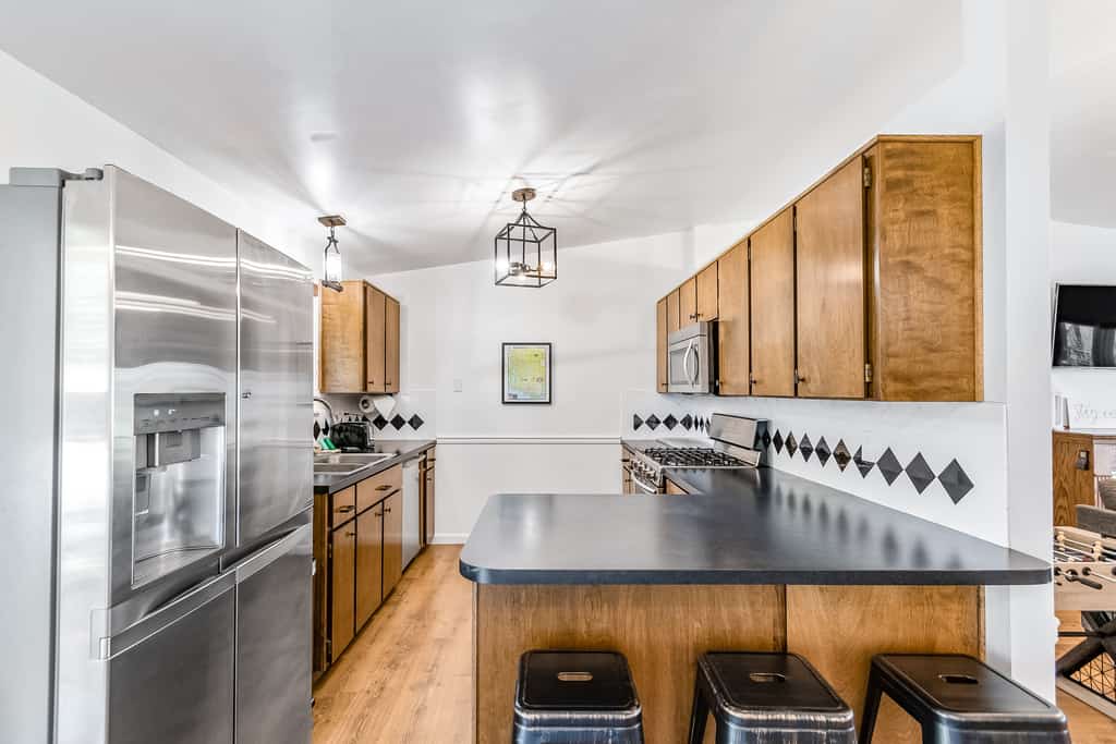 Wake up to panoramic views of Hayden Lake and the surrounding mountains. Sip coffee on your private deck, unwind in the fenced yard, and fall asleep counting the moments until sunset. This 2-bedroom family retreat in Honeysuckle Hills sleeps 7 and sits minutes from water activities, dining, and the peaceful escape you've been planning.