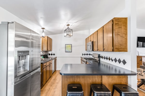 Wake up to panoramic views of Hayden Lake and the surrounding mountains. Sip coffee on your private deck, unwind in the fenced yard, and fall asleep counting the moments until sunset. This 2-bedroom family retreat in Honeysuckle Hills sleeps 7 and sits minutes from water activities, dining, and the peaceful escape you've been planning.