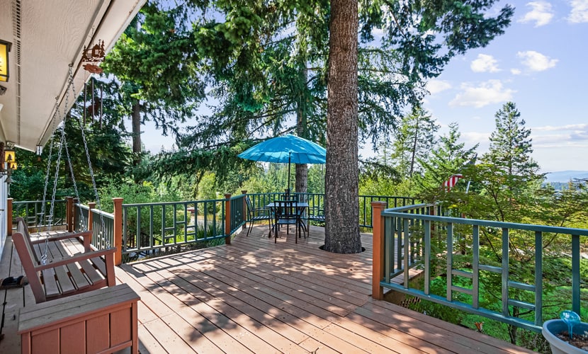 Wake up to panoramic views of Hayden Lake and the surrounding mountains. Sip coffee on your private deck, unwind in the fenced yard, and fall asleep counting the moments until sunset. This 2-bedroom family retreat in Honeysuckle Hills sleeps 7 and sits minutes from water activities, dining, and the peaceful escape you've been planning.