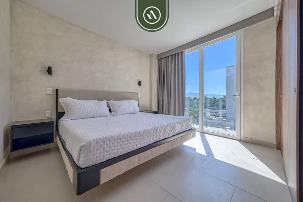 Luxury 2 BR Condo Near Beaches - Pools - Gym