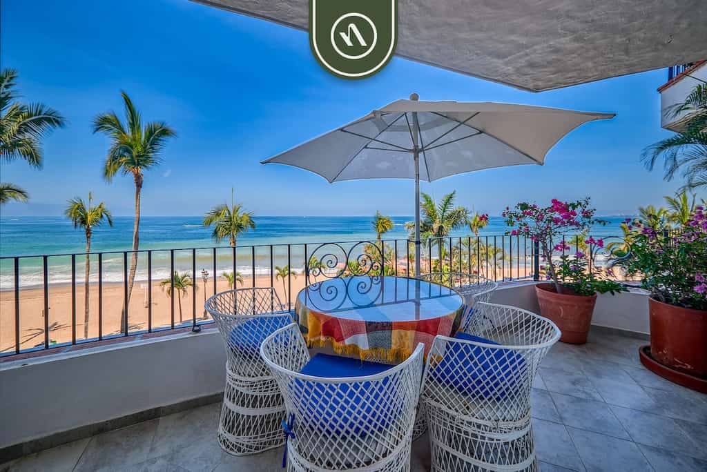 2BR Ocean-View Condo in Zona Romántica | Pool & Patio