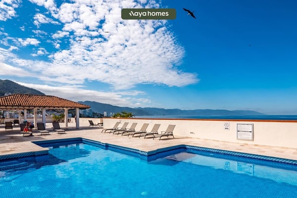2BR/2BA Zona Romántica condo near beach, pool & AC