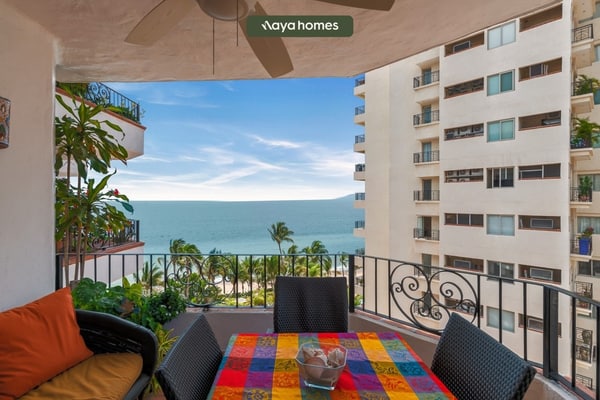 2BR/2BA Zona Romántica condo with beach access, pool