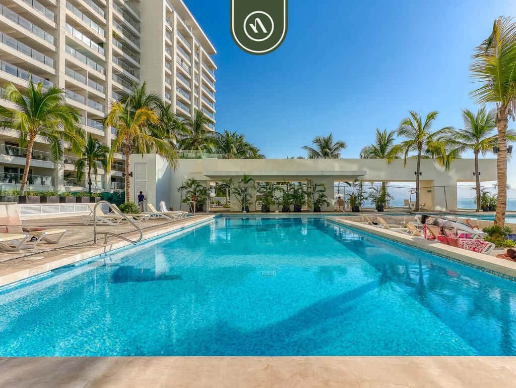Harbor 171 | Oceanfront Studio + Rooftop Pool | On the Sand