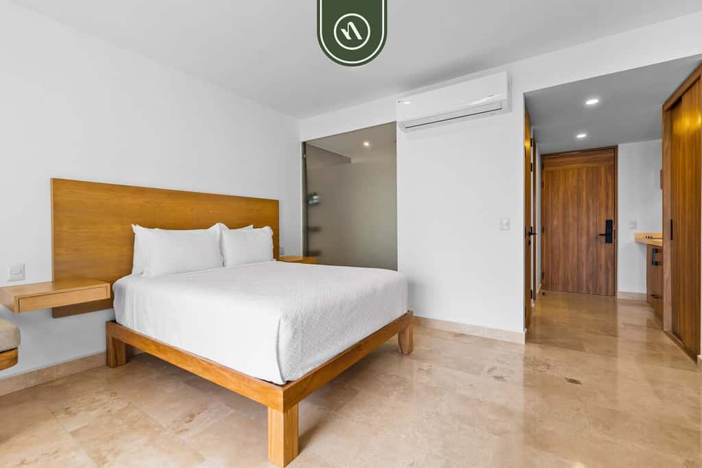 Harbor 171 | Oceanfront Studio + Rooftop Pool | On the Sand