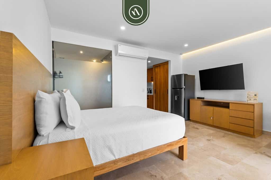 Harbor 171 | Oceanfront Studio + Rooftop Pool | On the Sand