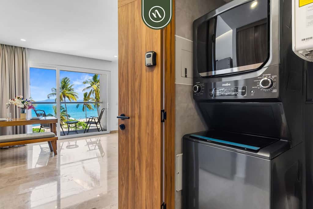 Harbor 171 | Oceanfront Studio + Rooftop Pool | On the Sand