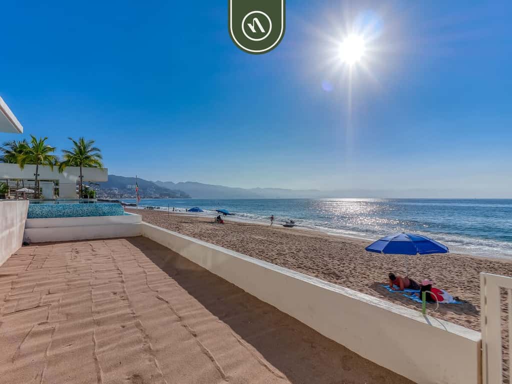 Harbor 171 | Oceanfront Studio + Rooftop Pool | On the Sand