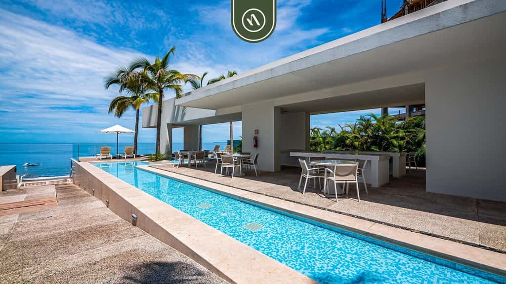 Harbor 171 | Oceanfront Studio + Rooftop Pool | On the Sand