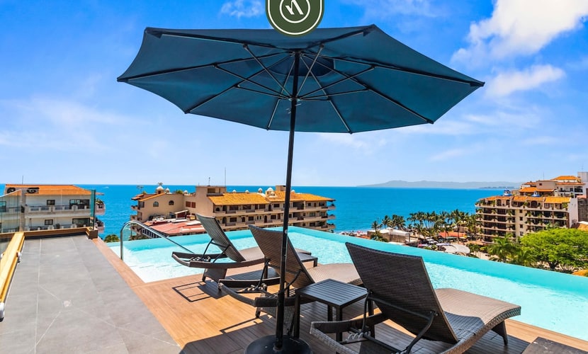 Centric 1 BR Condo with Gym – Amazing Rooftop Pool