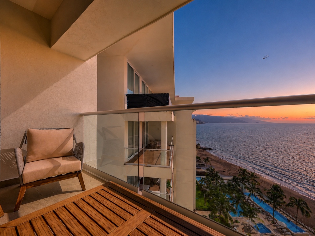 New Oceanview Condo with Beach - Pools - Gym