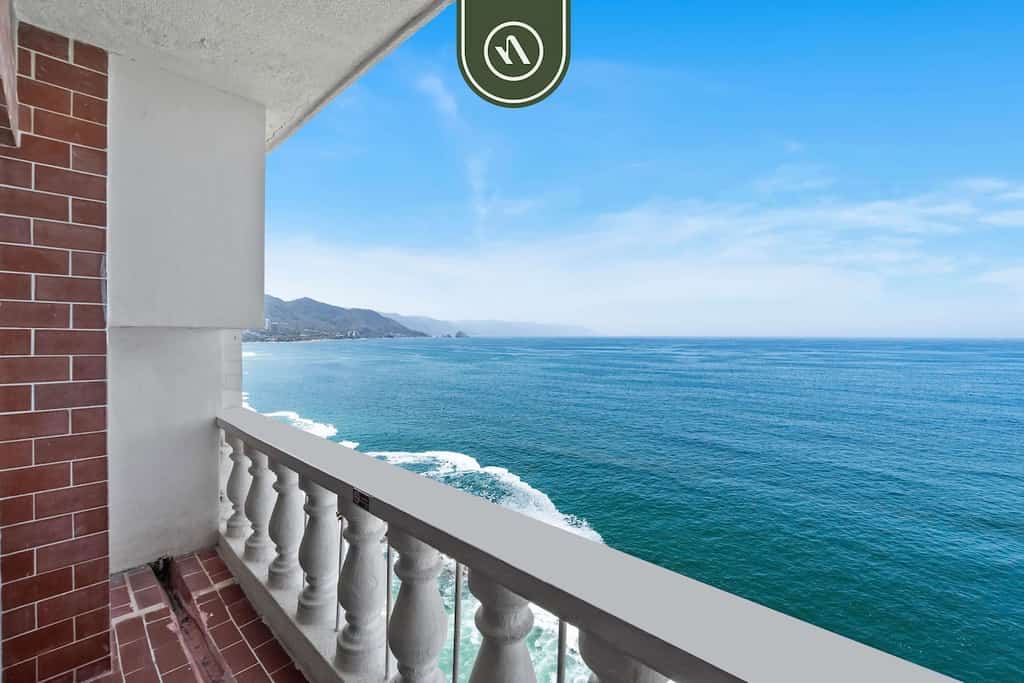 Costa Sur Estudio 3 | Beachfront studio, pool, AC