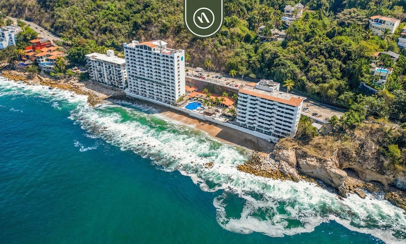 Costa Sur Estudio 3 | Beachfront studio, pool, AC