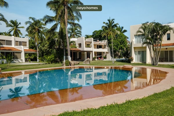 Summer Deal Spacious 5BR Acapulco condo with pool & spa access
