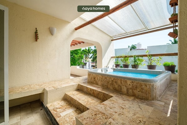 Summer Deal Spacious 5BR Acapulco condo with pool & spa access
