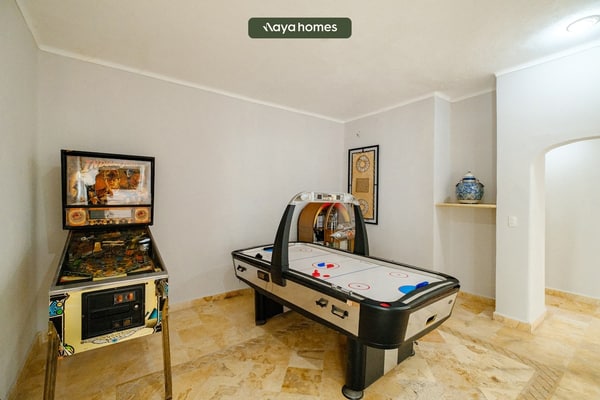 Summer Deal Spacious 5BR Acapulco condo with pool & spa access