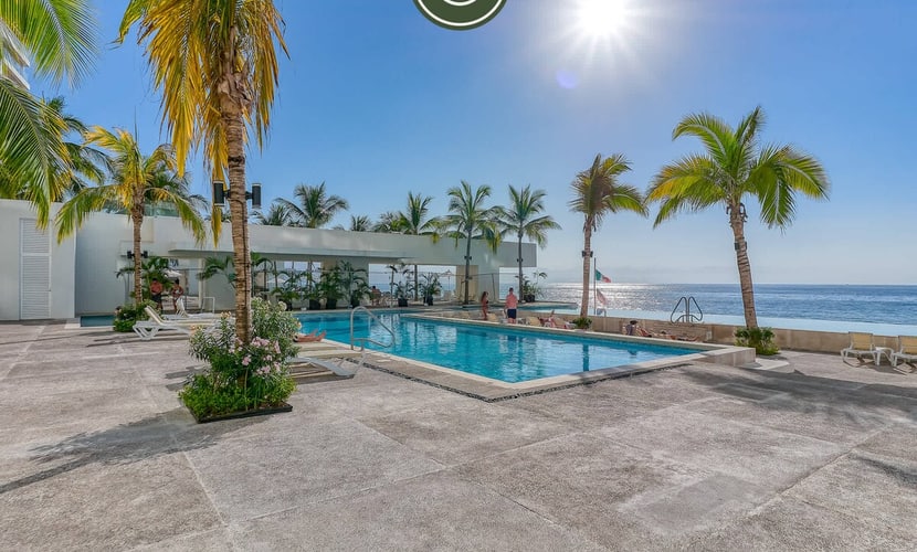 Luxury 4 BR Condo Amazing Views - Beach - Pools