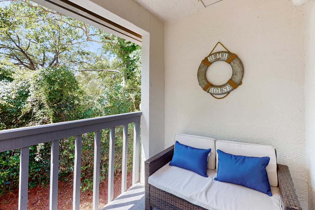 Private beach access, tennis retreat, 8 guests