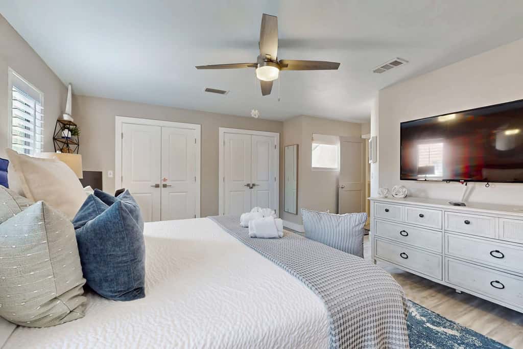 Private beach access, tennis retreat, 8 guests
