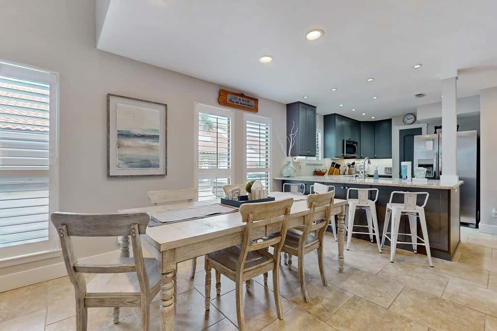 Private beach access, tennis retreat, 8 guests