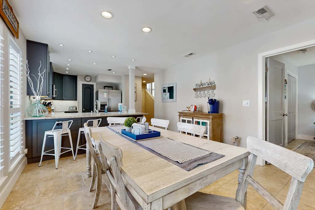Private beach access, tennis retreat, 8 guests