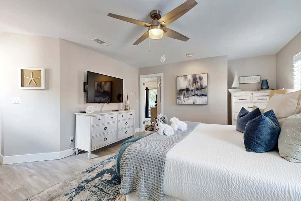 Private beach access, tennis retreat, 8 guests