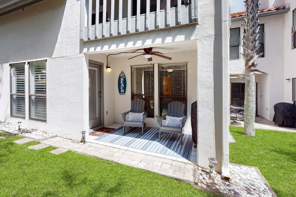 Private beach access, tennis retreat, 8 guests