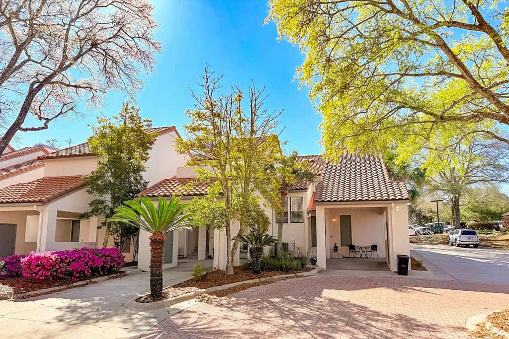 Private beach access, tennis retreat, 8 guests