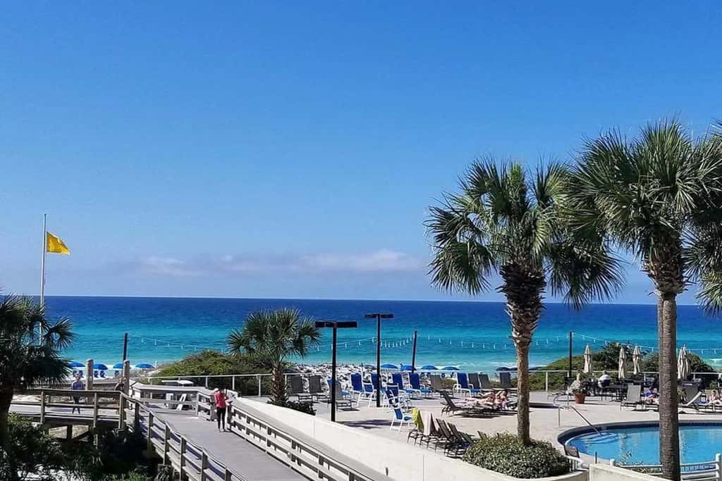 Private beach access, tennis retreat, 8 guests