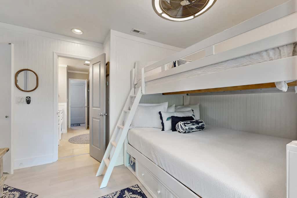 Private beach access, tennis retreat, 8 guests