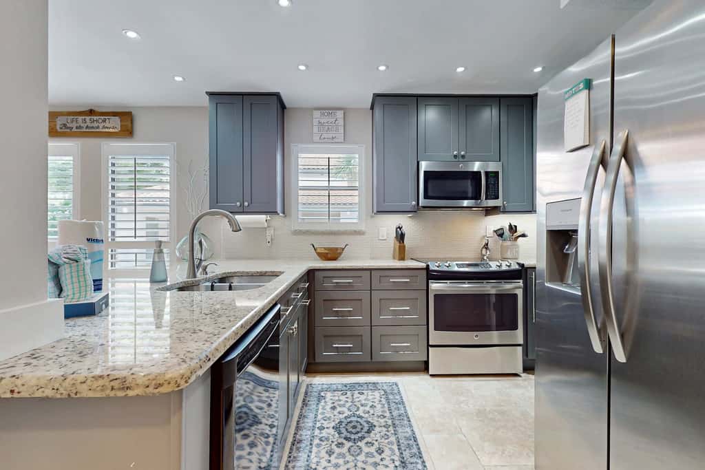 Private beach access, tennis retreat, 8 guests