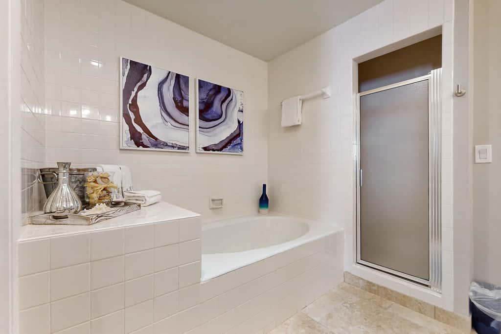 Private beach access, tennis retreat, 8 guests