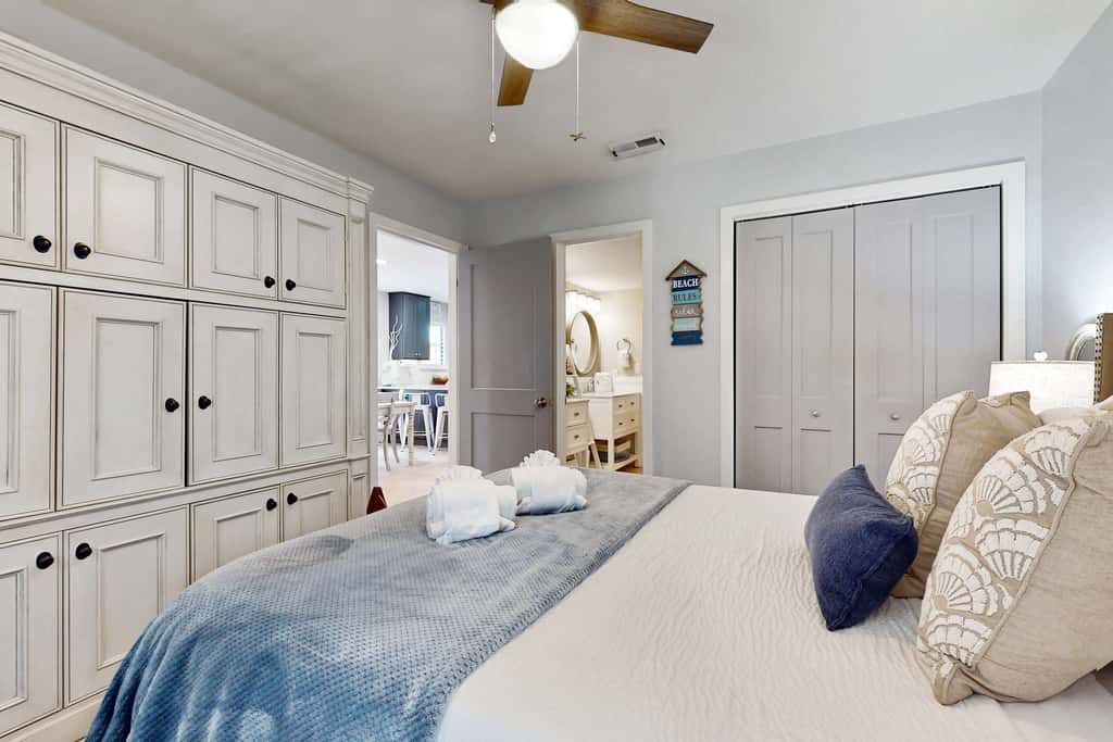 Private beach access, tennis retreat, 8 guests