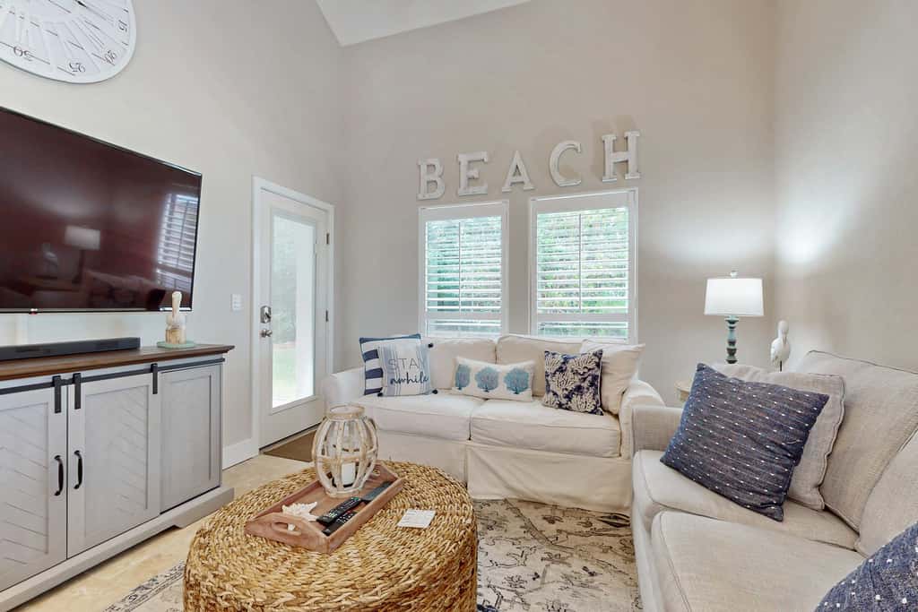 Private beach access, tennis retreat, 8 guests