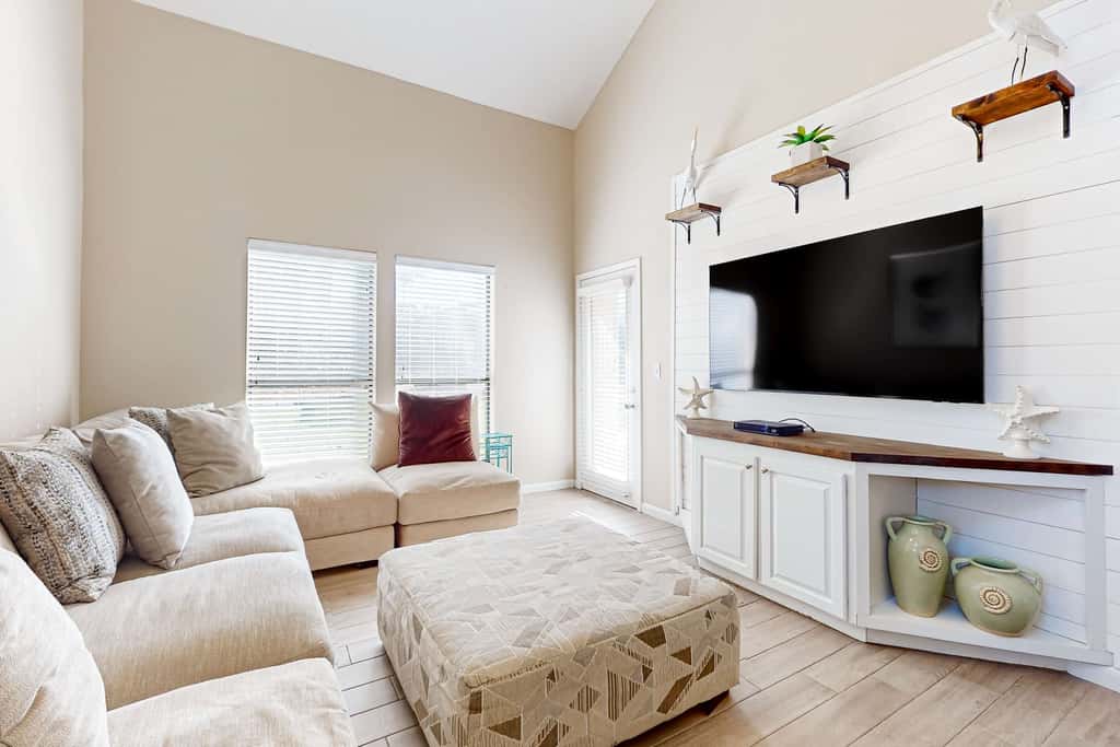 Exclusive 2BR Retreat: Steps to Beach & Tennis