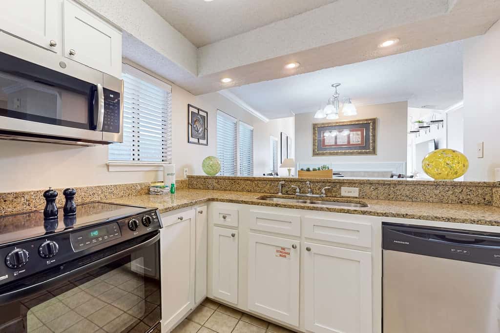 Exclusive 2BR Retreat: Steps to Beach & Tennis