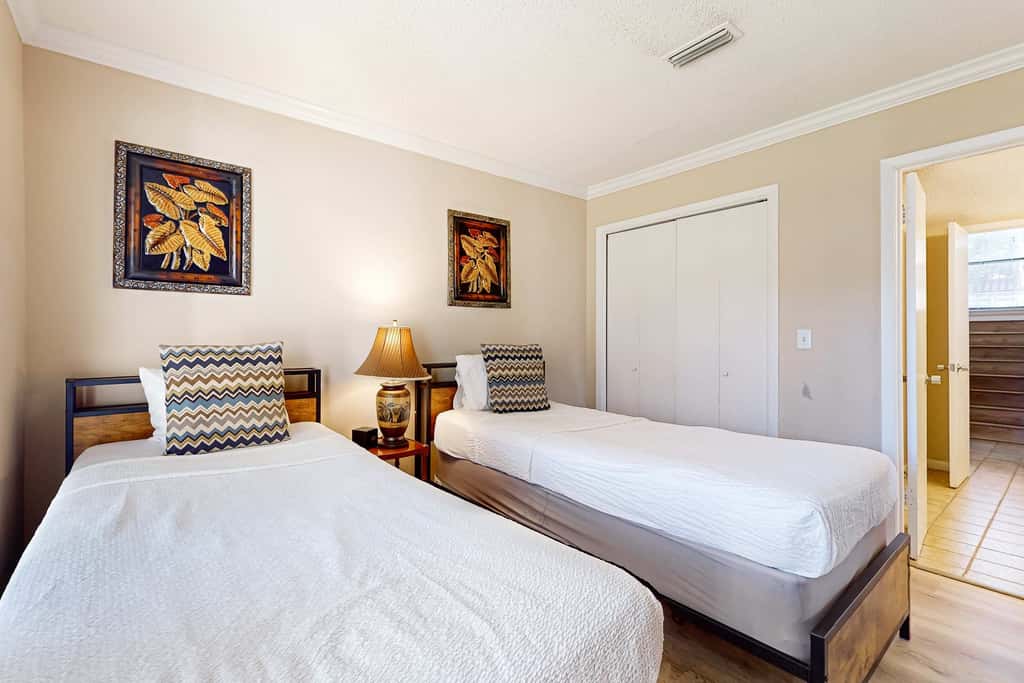 Exclusive 2BR Retreat: Steps to Beach & Tennis