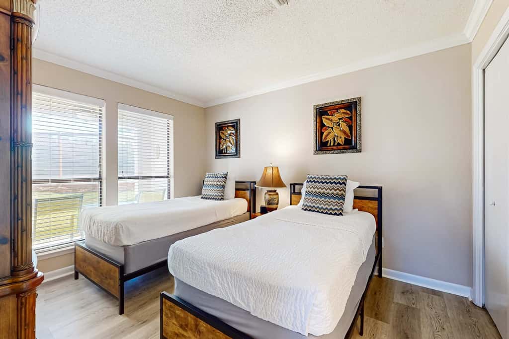 Exclusive 2BR Retreat: Steps to Beach & Tennis