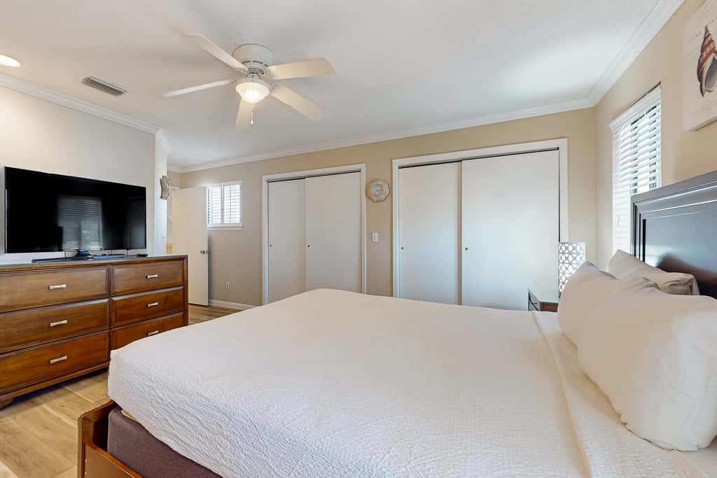 Exclusive 2BR Retreat: Steps to Beach & Tennis