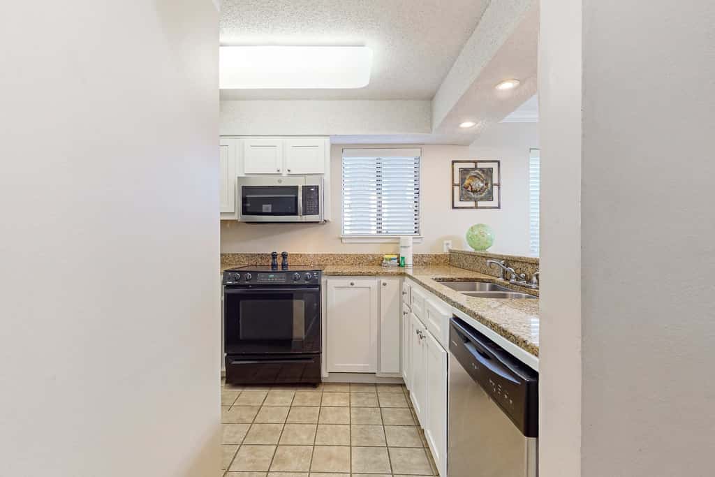 Exclusive 2BR Retreat: Steps to Beach & Tennis