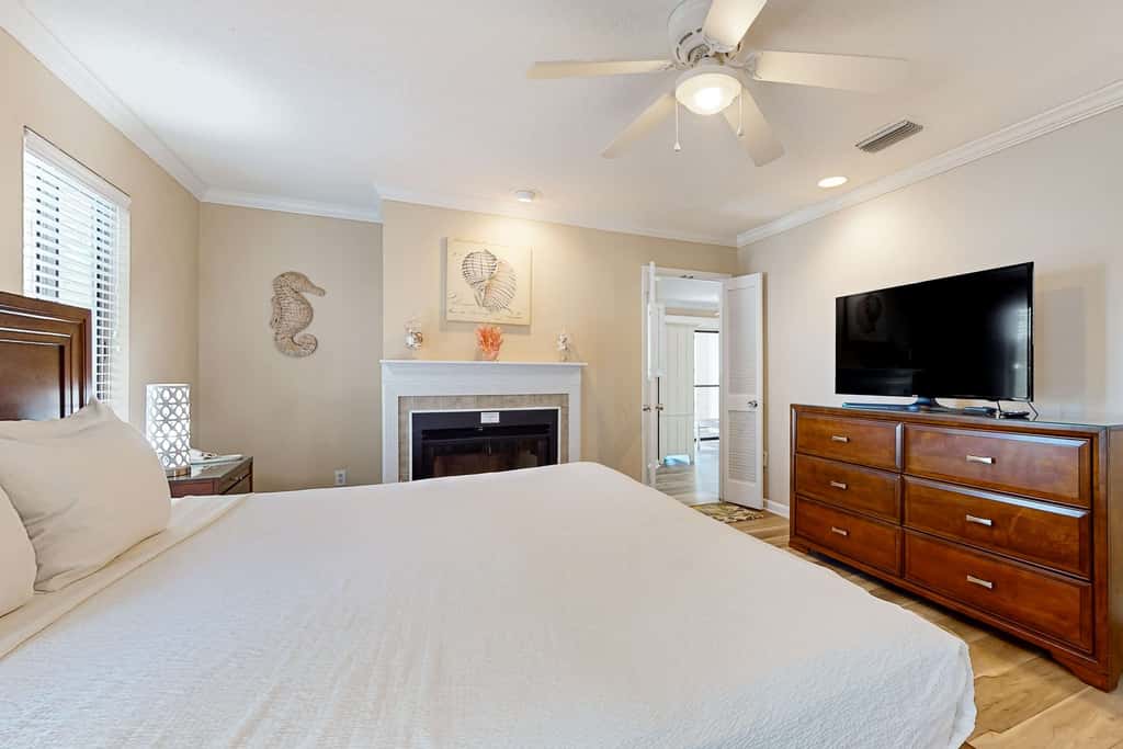Exclusive 2BR Retreat: Steps to Beach & Tennis
