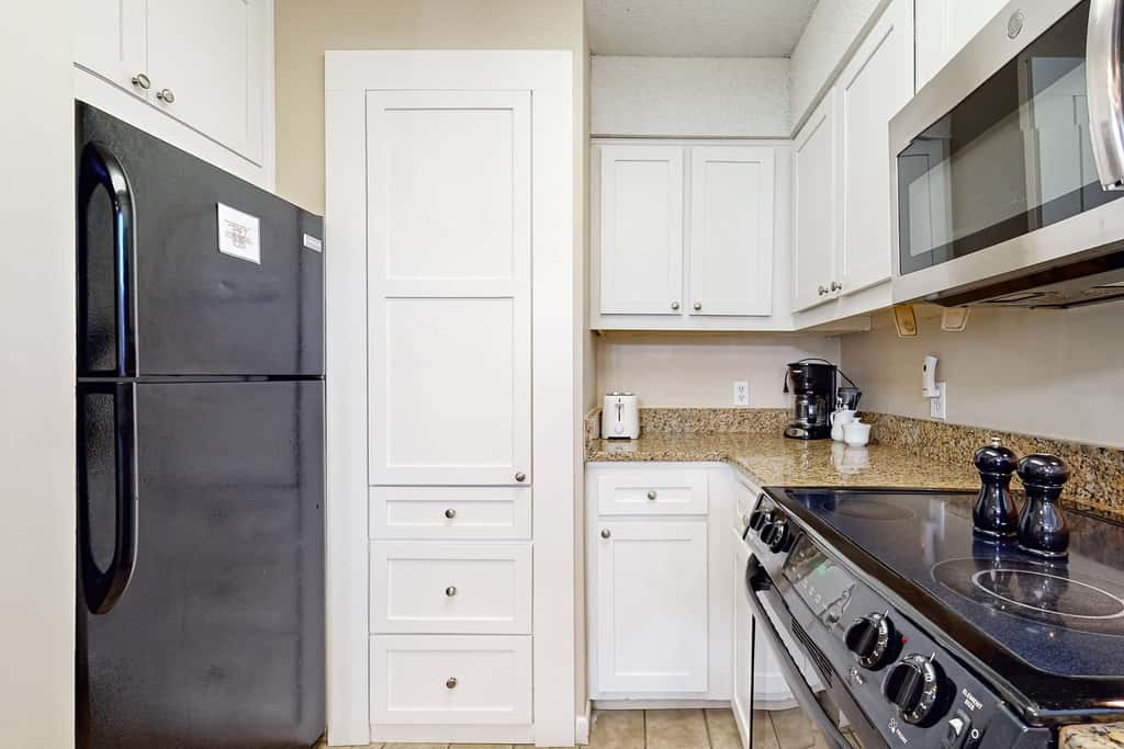 Exclusive 2BR Retreat: Steps to Beach & Tennis
