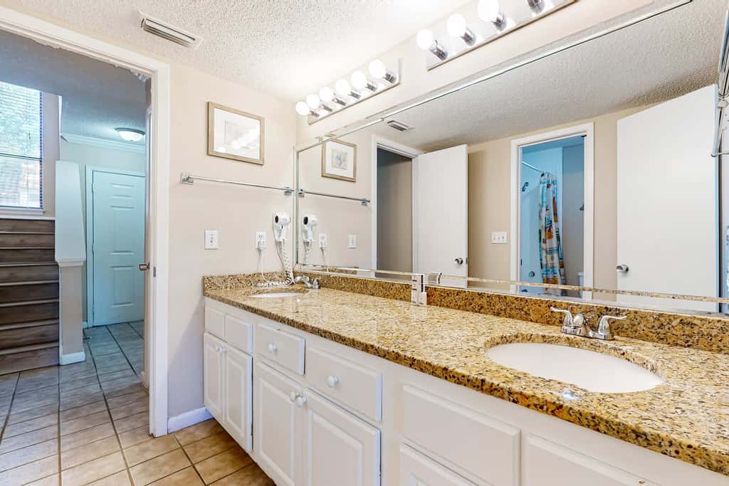 Exclusive 2BR Retreat: Steps to Beach & Tennis