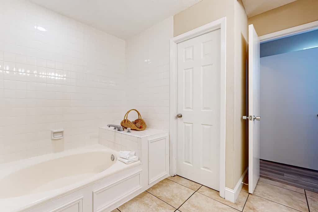 Exclusive 2BR Retreat: Steps to Beach & Tennis