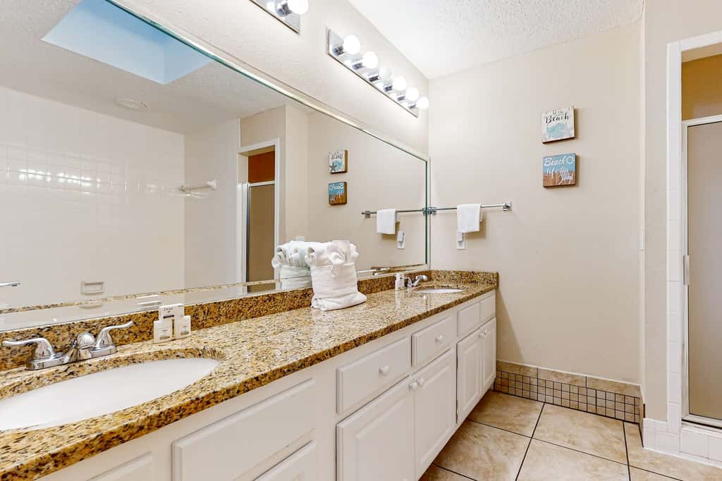 Exclusive 2BR Retreat: Steps to Beach & Tennis